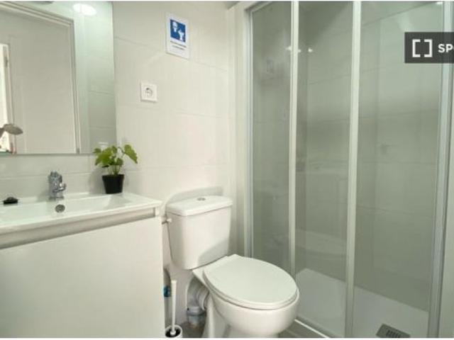Habitación en un piso compartido de 4 habitaciones en Los Rosales, solo para profesionales y estudia