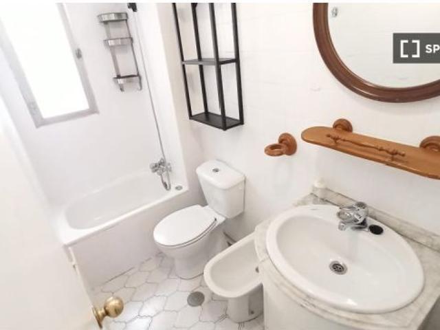 Habitación en un piso compartido de 5 habitaciones en alquiler en Valverde, ideal para profesionales