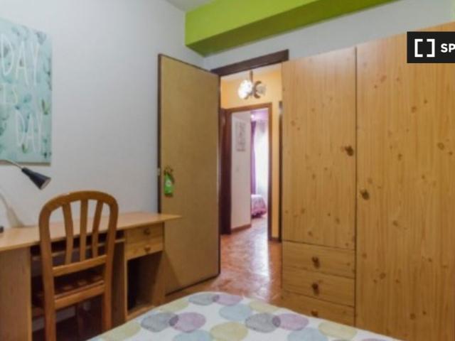 Habitación en un piso compartido de 5 habitaciones en alquiler en Alcalá