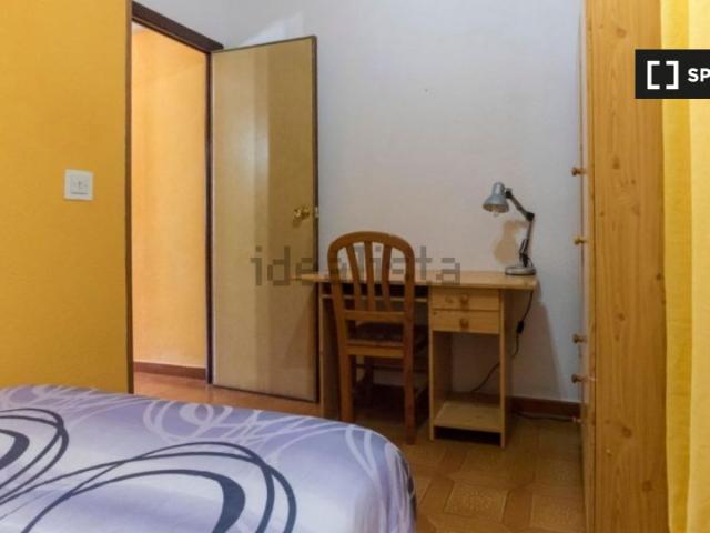 Habitación en un piso compartido de 5 habitaciones en alquiler en Alcalá
