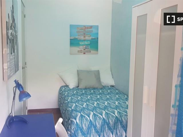 Habitación en un piso compartido de 5 habitaciones en alquiler en Alcalá