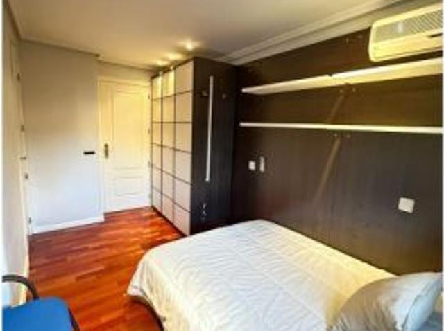 Habitación en un piso compartido de 5 habitaciones en alquiler en Comillas