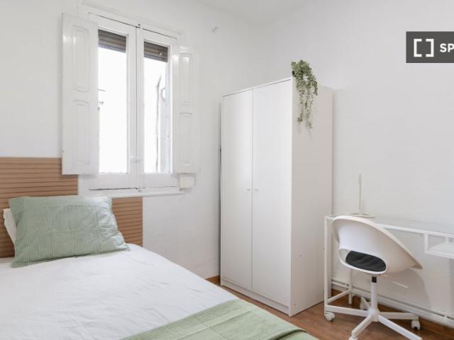 Habitación en un piso compartido de 5 habitaciones en alquiler en Colina