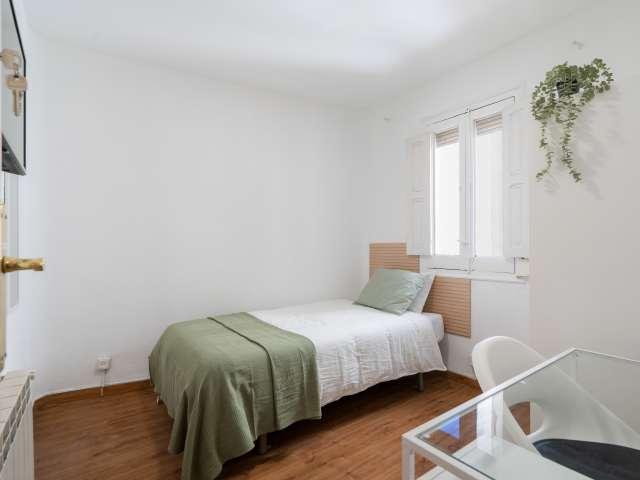 Habitación en un piso compartido de 5 habitaciones en alquiler en Colina