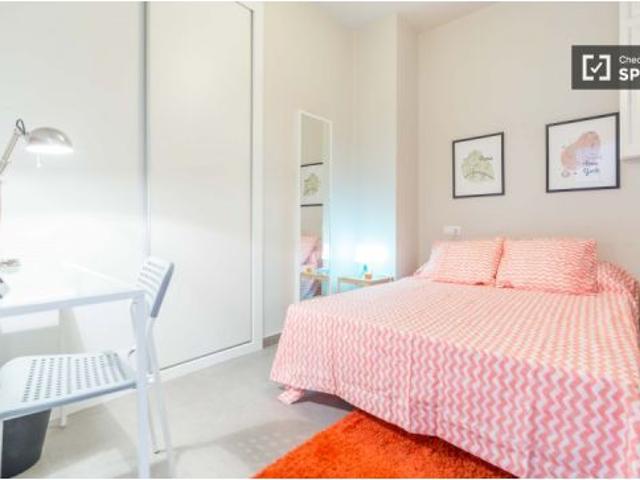 Habitación en un piso compartido de 5 habitaciones en alquiler en Russafa, gastos incluidos