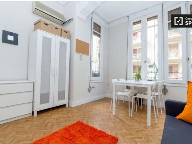 Habitación en un piso compartido de 5 habitaciones en alquiler en Russafa, gastos incluidos