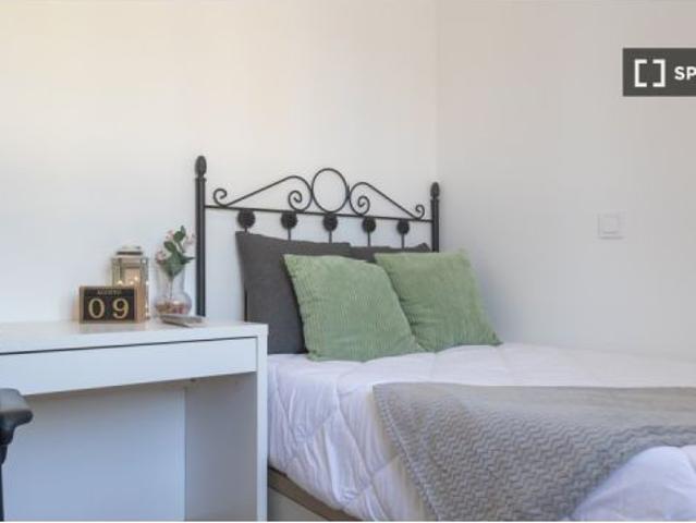 Habitación en un piso compartido de 5 habitaciones en Campamento para profesionales y estudiantes