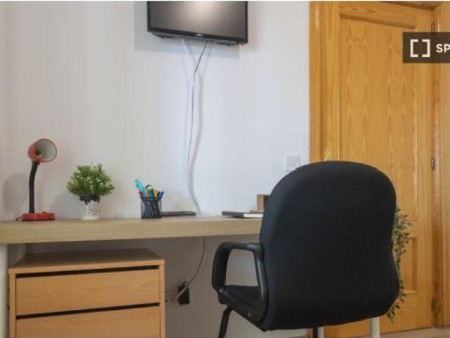 Habitación en un piso compartido de 5 habitaciones en Campamento para profesionales y estudiantes