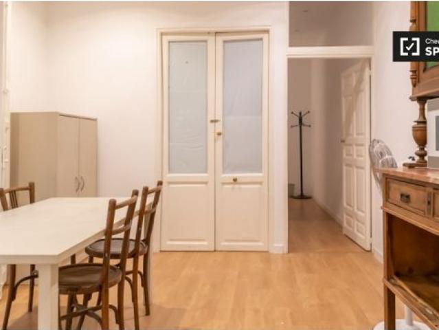 Habitación en un piso compartido de 5 habitaciones en Justicia, ideal para profesionales