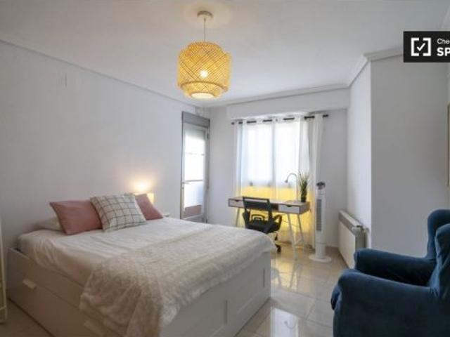 Habitación en un piso compartido de 5 habitaciones en L' Amistat, ideal para mujeres