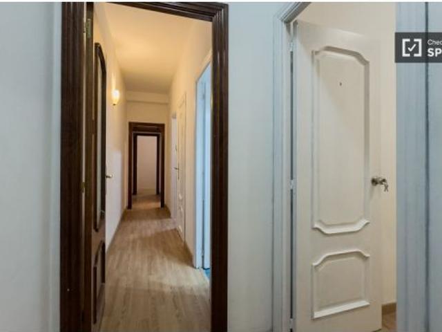 Habitación en un piso compartido de 5 habitaciones en La Nova Esquerra de l’Eixample, ideal para pro