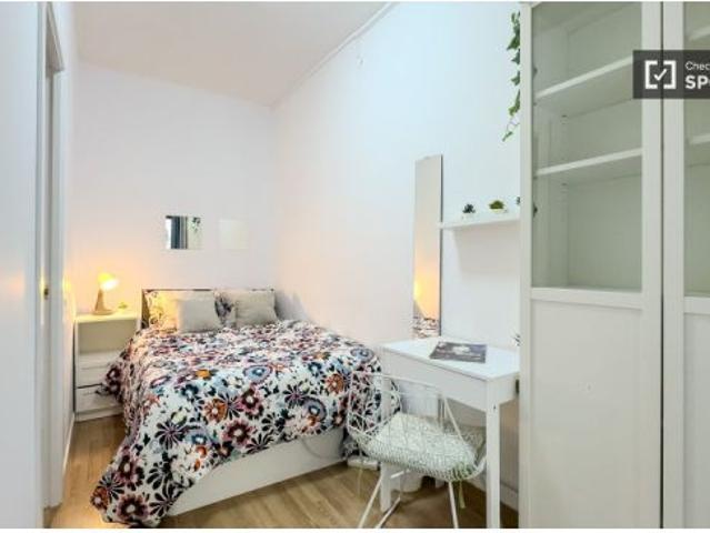 Habitación en un piso compartido de 5 habitaciones en La Nova Esquerra de l’Eixample, ideal para pro