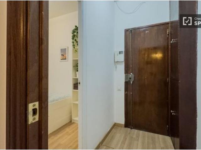 Habitación en un piso compartido de 5 habitaciones en La Nova Esquerra de l’Eixample, ideal para pro