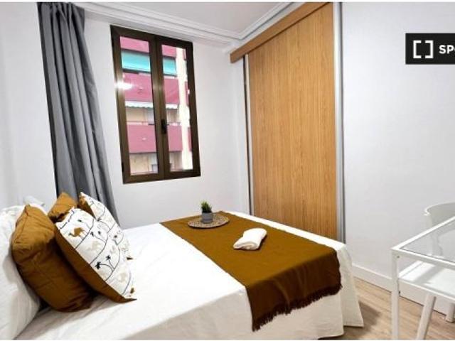 Habitación en un piso compartido de 5 habitaciones en Mont Olivet, ideal para personas solas