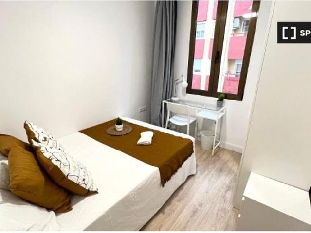 Habitación en un piso compartido de 5 habitaciones en Mont Olivet, ideal para personas solas