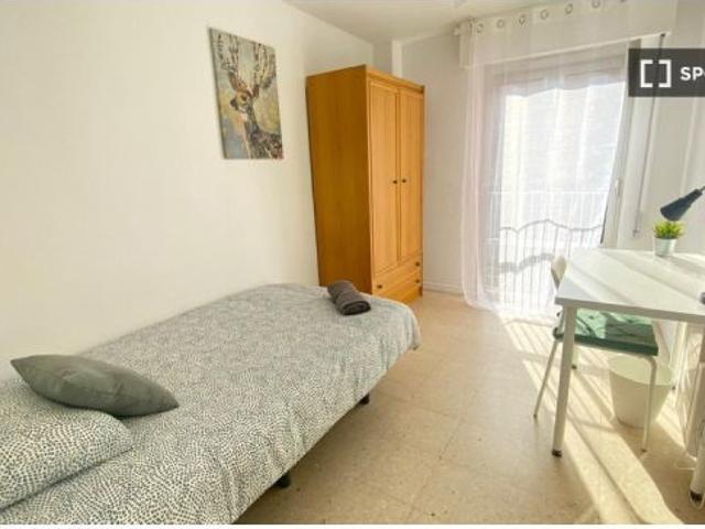 Habitación en un piso compartido de 5 habitaciones en Numancia, ideal para profesionales y estudiant