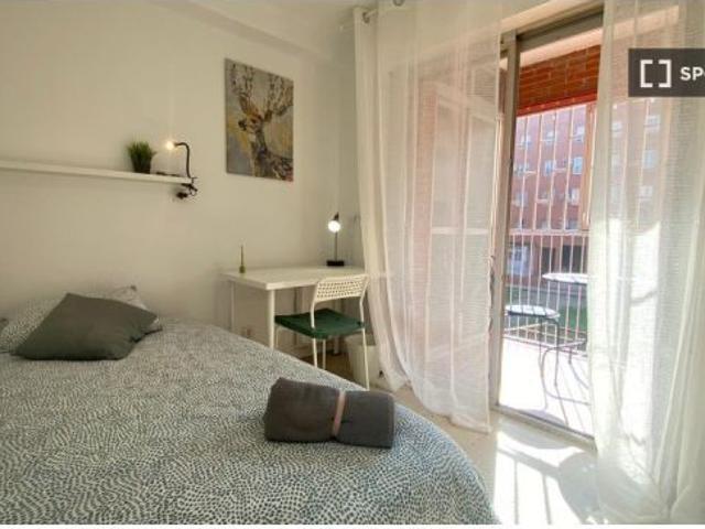 Habitación en un piso compartido de 5 habitaciones en Numancia, ideal para profesionales y estudiant