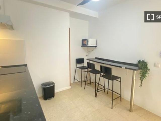 Habitación en un piso compartido de 5 habitaciones en Numancia, ideal para profesionales y estudiant