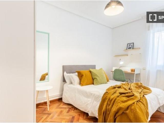 Habitación en un piso compartido de 5 habitaciones en Prosperidad, con algunos gastos incluidos