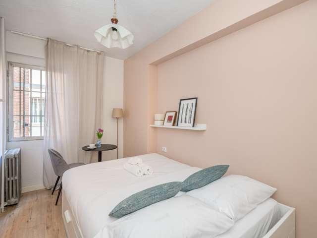 Habitación en un piso compartido de 5 habitaciones en Puerta del Ángel