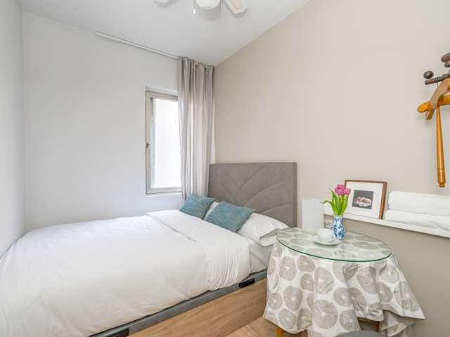 Habitación en un piso compartido de 5 habitaciones en Puerta del Ángel