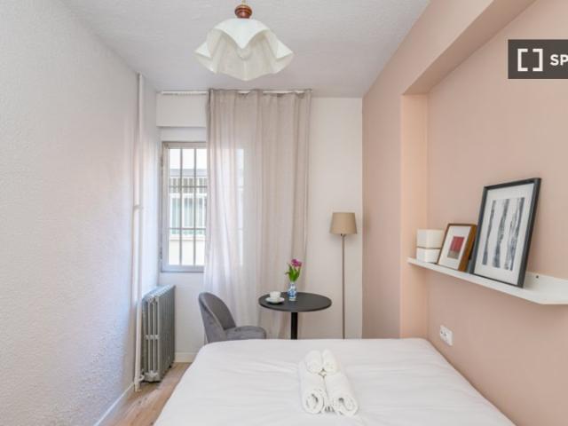 Habitación en un piso compartido de 5 habitaciones en Puerta del Ángel
