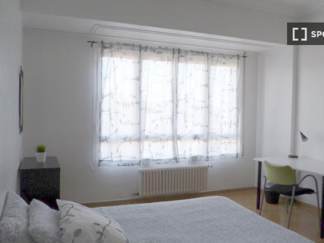 Habitación en un piso compartido de 6 habitaciones en Zaragoza