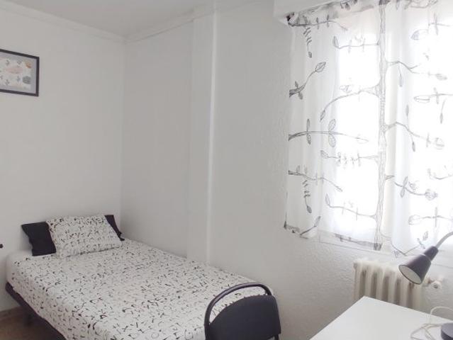 Habitación en un piso compartido de 6 habitaciones en Zaragoza
