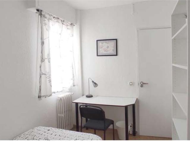 Habitación en un piso compartido de 6 habitaciones en Zaragoza