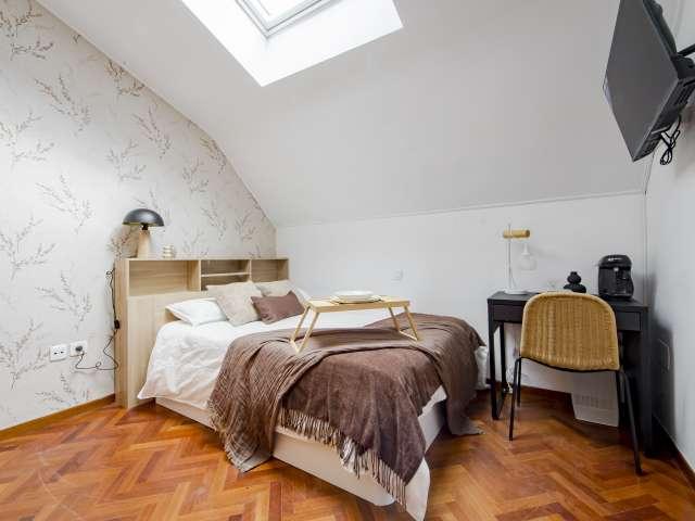 Habitación en un piso compartido de 6 habitaciones en alquiler en Canillas