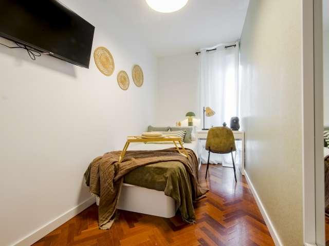 Habitación en un piso compartido de 6 habitaciones en alquiler en Canillas