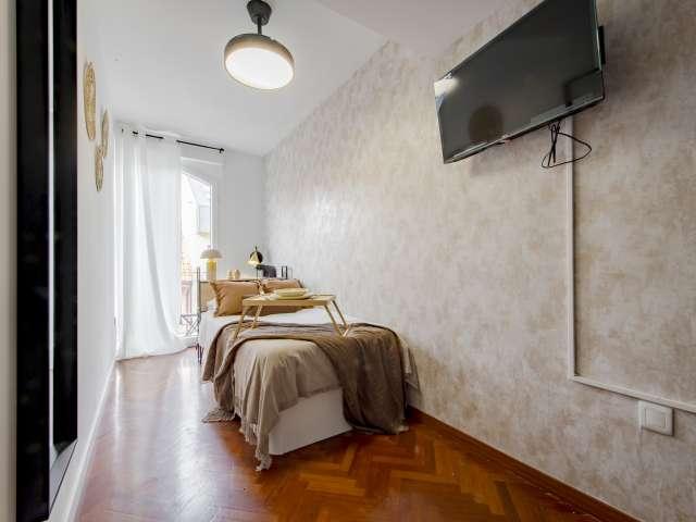 Habitación en un piso compartido de 6 habitaciones en alquiler en Canillas
