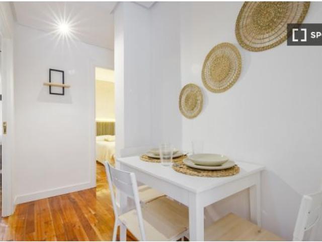 Habitación en un piso compartido de 6 habitaciones en alquiler en Delicias