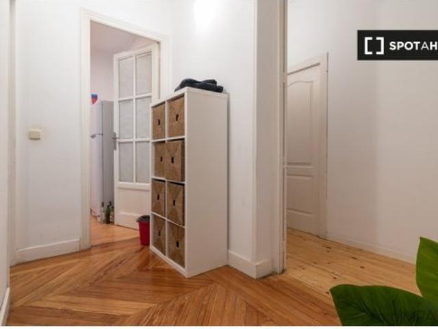 Habitación en un piso compartido de 6 habitaciones en alquiler en Embajadores, Madrid, ideal para pr
