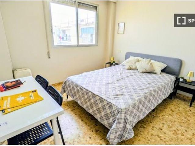 Habitación en un piso compartido de 6 habitaciones en alquiler en Moncada, todos los gastos incluido
