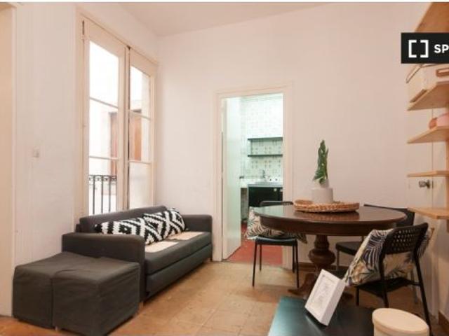 Habitación en un piso compartido de 6 habitaciones en El Gòtic, algunos gastos incluidos