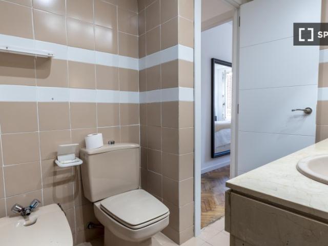 Habitación en un piso compartido de 6 habitaciones en Palacio, Madrid