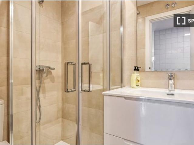 Habitación en un piso compartido de 6 habitaciones en Pilar, todos los gastos incluidos