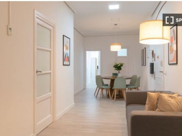 Habitación en un piso compartido de 7 habitaciones en alquiler en Trafalgar, ideal para mujeres