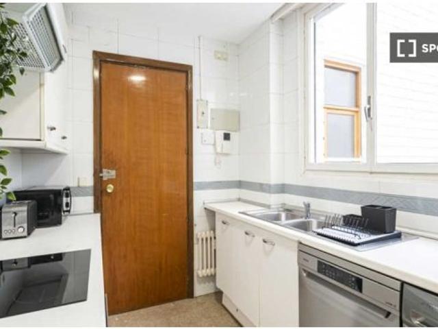 Habitación en un piso compartido de 7 habitaciones en alquiler en Castellana