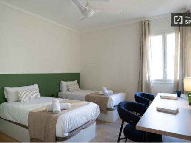 Habitación en un piso compartido de 7 habitaciones en alquiler en Cuatro Caminos