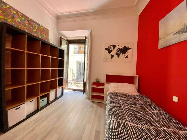 Habitación en un piso compartido de 7 habitaciones en alquiler en Embajadores