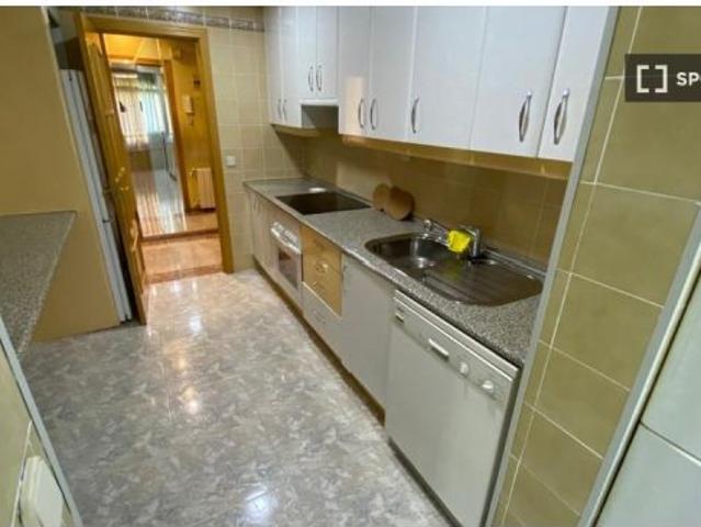 Habitación en un piso compartido de 7 habitaciones en alquiler en Entrevías