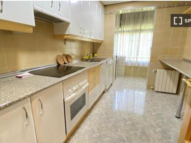 Habitación en un piso compartido de 7 habitaciones en alquiler en Entrevías