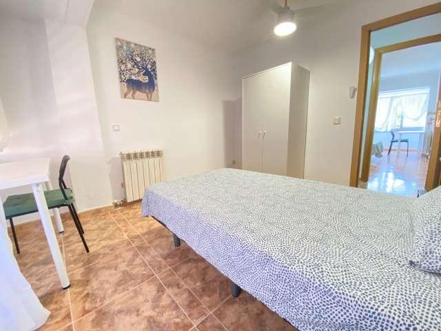Habitación en un piso compartido de 7 habitaciones en alquiler en Orcasur