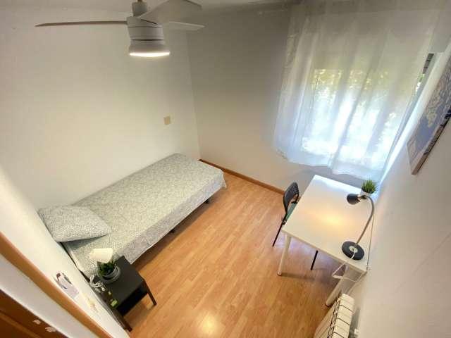 Habitación en un piso compartido de 7 habitaciones en alquiler en Orcasur