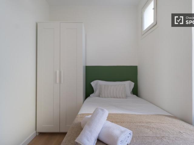 Habitación en un piso compartido de 7 habitaciones en Cuatro Caminos