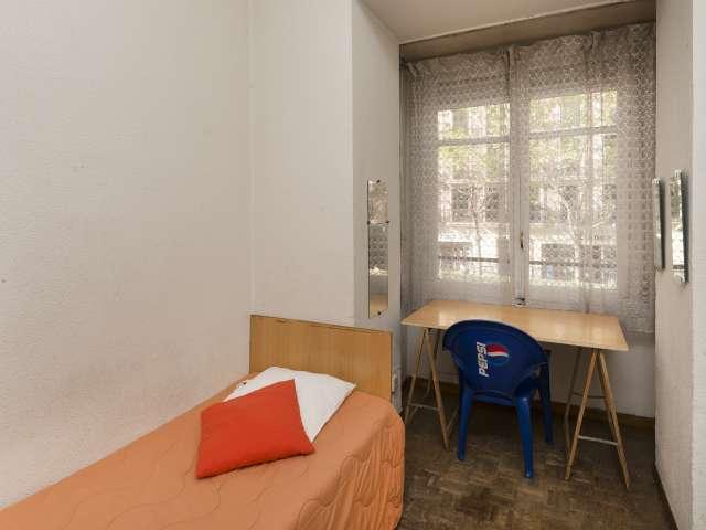 Habitación en un piso compartido de 7 habitaciones en Gaztambide, Madrid