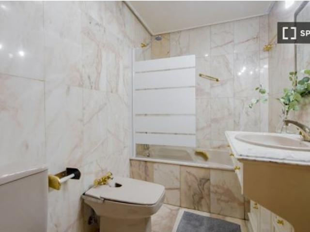 Habitación en un piso compartido de 7 habitaciones en Lista, se alquila. Profesionales y estudiantes