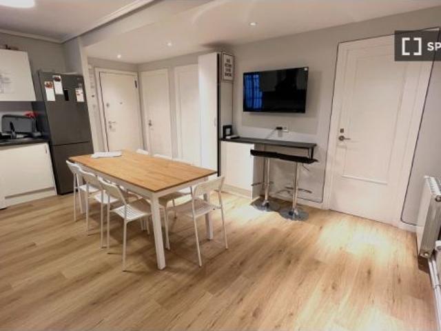 Habitación en un piso compartido de 7 habitaciones en Mont Olivet, solo para profesionales